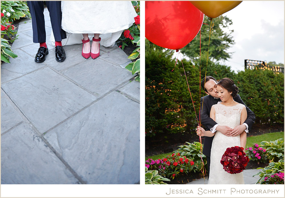 bride-groom-circle-balloons wedding photography balloons