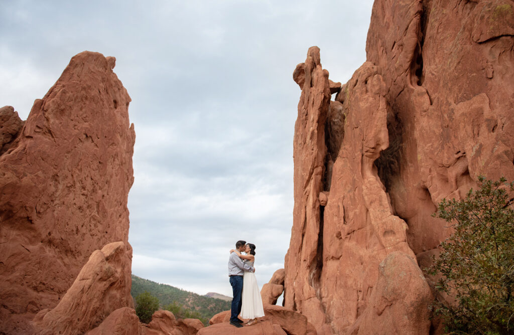 garden of the gods engagement couple kissing